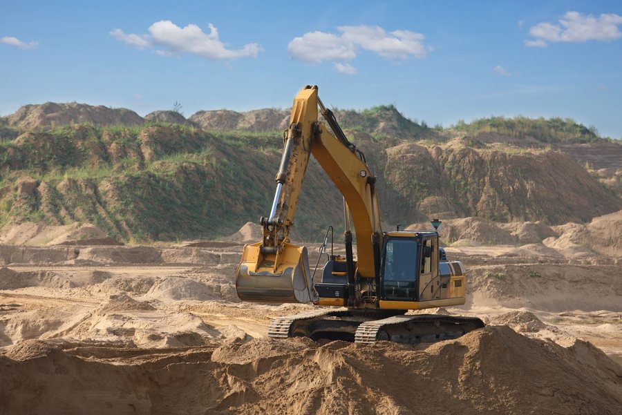 Bagger in einer Sandgrube
