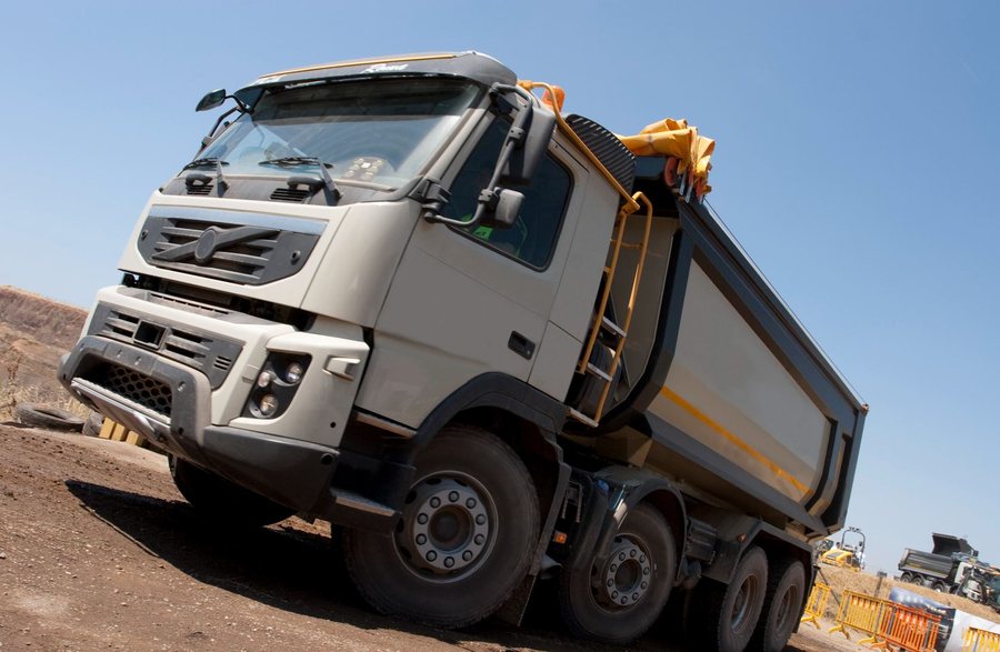 Vierachs-Kipper-LKW auf der Baustelle